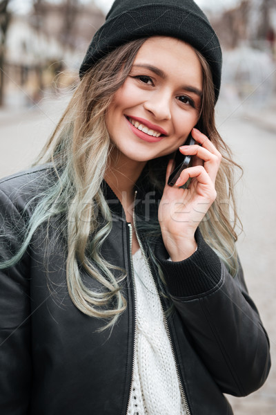 Stockfoto: Gelukkig · jonge · vrouw · hoed · lopen · straat