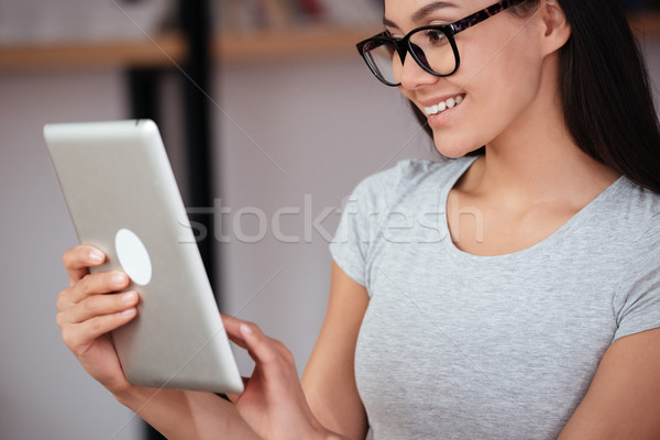 Caucásico asombroso mujer tableta imagen Foto stock © deandrobot