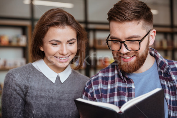 Foto stock: Dos · feliz · estudiantes · de · trabajo · biblioteca · libros