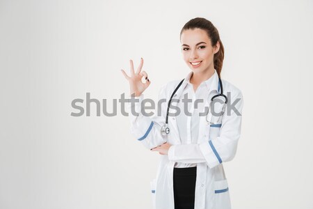Portret fericit zâmbitor asistentă în picioare Imagine de stoc © deandrobot