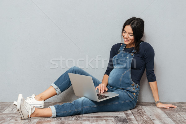 Foto stock: Alegre · embarazadas · dama · sesión · piso · usando · la · computadora · portátil