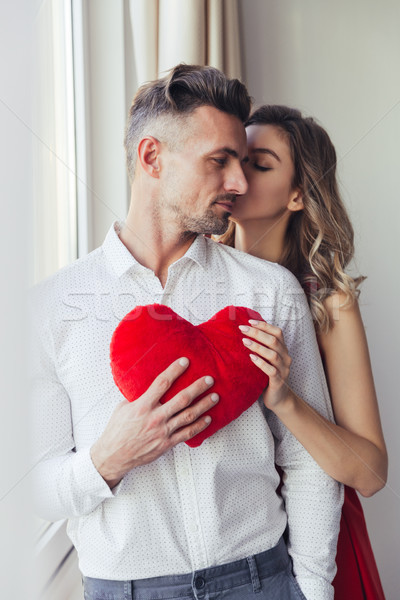 Foto stock: Jovem · senhora · vestido · vermelho · beijo · homem