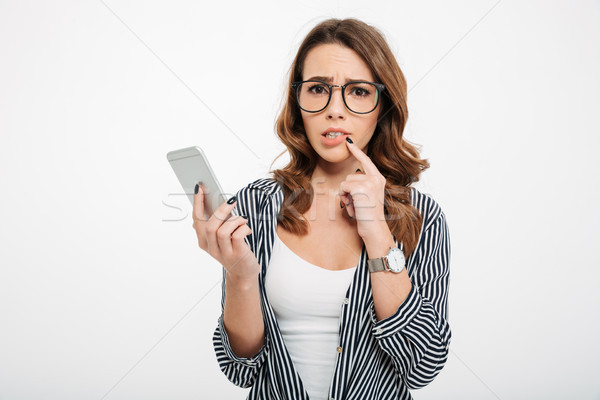 Portret ontdaan toevallig meisje mobiele telefoon Stockfoto © deandrobot