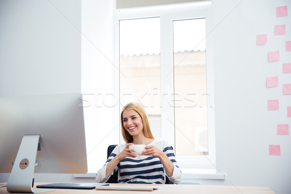 Kobiet Fotografia redaktor pitnej kawy uśmiechnięty Zdjęcia stock © deandrobot