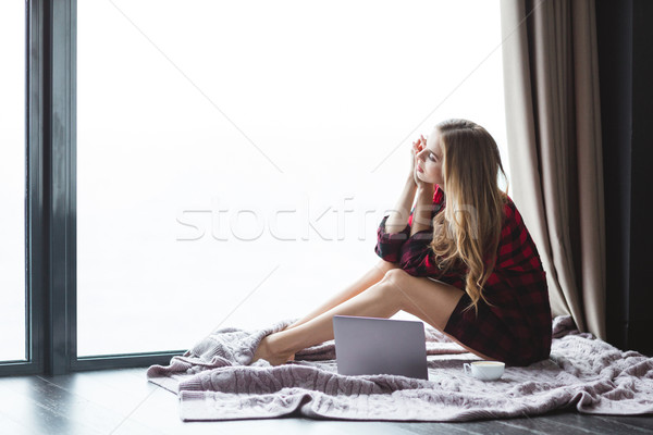 Stockfoto: Mooie · peinzend · vrouw · vergadering · laptop · beker