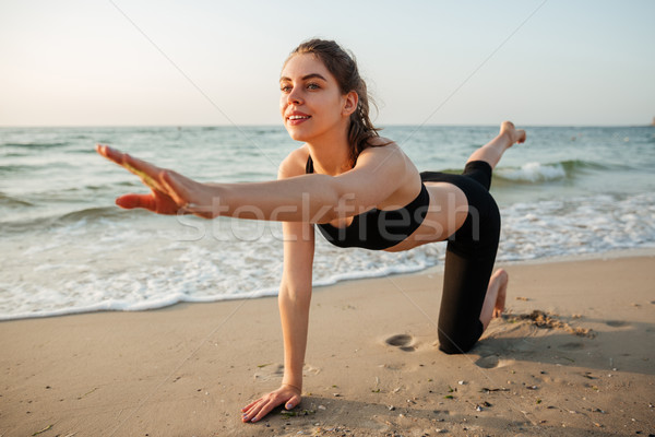 Portret młoda kobieta odkryty plaży dziewczyna Zdjęcia stock © deandrobot