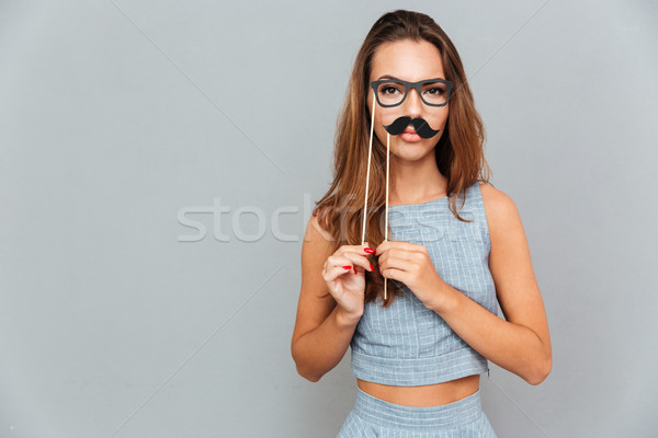 Foto stock: Engraçado · bonitinho · mulher · jovem · óculos · bigode · mulher