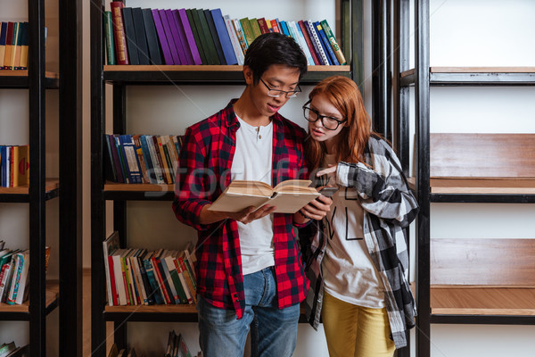 Stock foto: Zwei · Studenten · Auswahl · Buch · Universität · Bibliothek