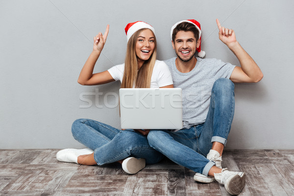 Szczęśliwy para christmas laptop posiedzenia Zdjęcia stock © deandrobot