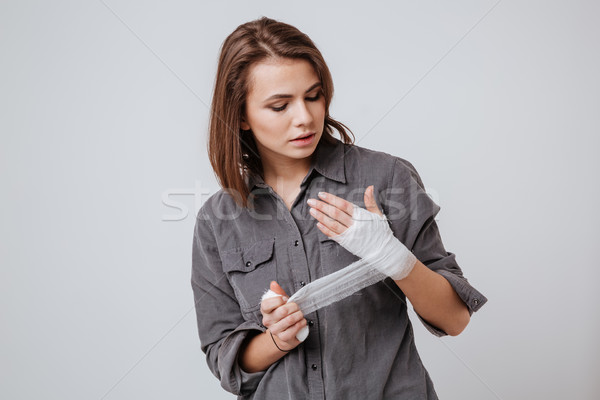 Ziek triest jonge vrouw gips hand afbeelding Stockfoto © deandrobot