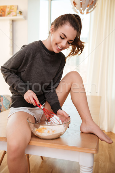 Foto stock: Mujer · sonriente · sesión · mesa · de · cocina · casa