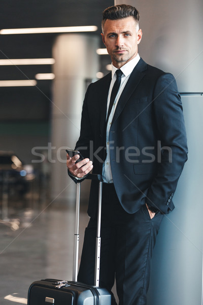 Stockfoto: Volwassen · zakenman · mobiele · telefoon · permanente · luchthaven