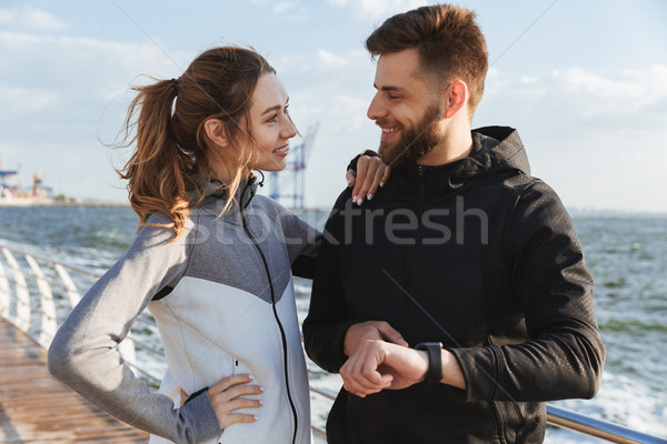 Glücklich jungen Sport Paar sprechen stehen Stock foto © deandrobot