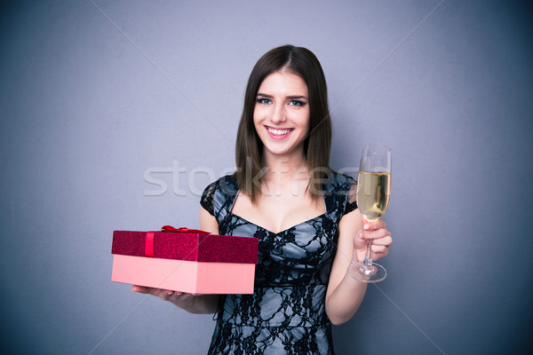 Stok fotoğraf: Mutlu · kadın · cam · şampanya · hediye · kutusu