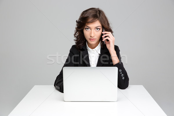 Stok fotoğraf: Iş · kadını · çalışma · dizüstü · bilgisayar · kullanıyorsanız · konuşma · cep · telefonu · konsantre