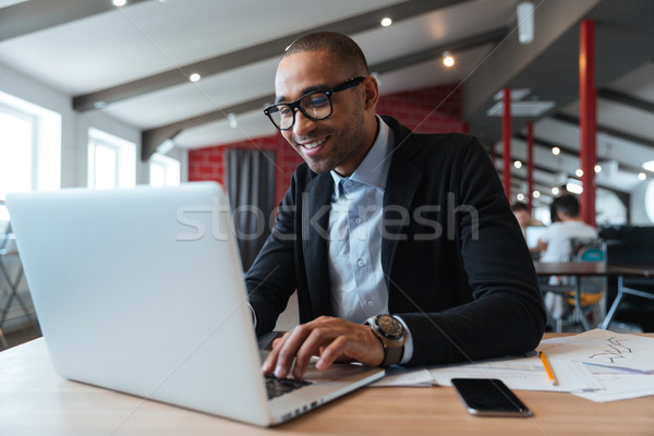 Tineri angajat uita monitor de calculator lucru zi Imagine de stoc © deandrobot