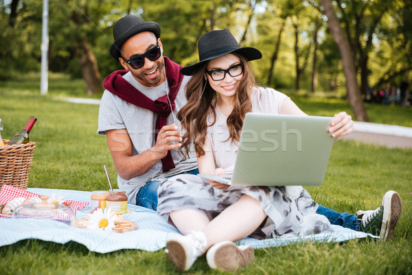 Сток-фото: пару · используя · ноутбук · улице · улыбаясь