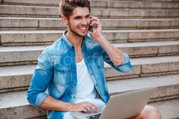 Foto stock: Hombre · teléfono · celular · aire · libre · sonriendo · alegre · portátil