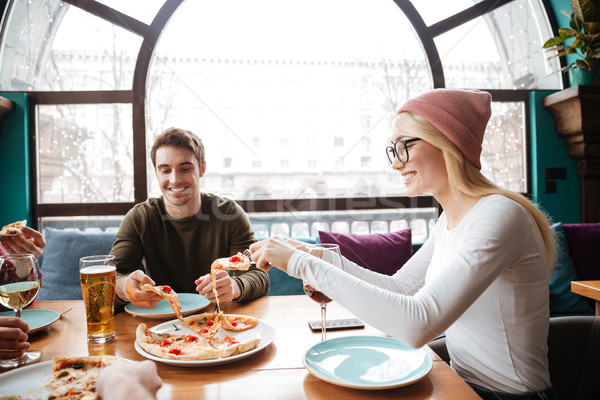 Zdjęcia stock: Młodych · znajomych · Kafejka · jedzenie · pizza · pitnej