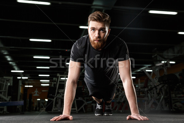 Concentrado jóvenes fuerte deportes hombre Foto stock © deandrobot