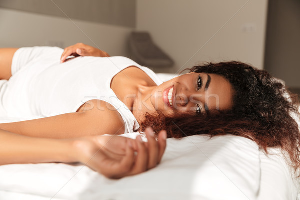 [[stock_photo]]: Somnolent · femme · lit · africaine · matin