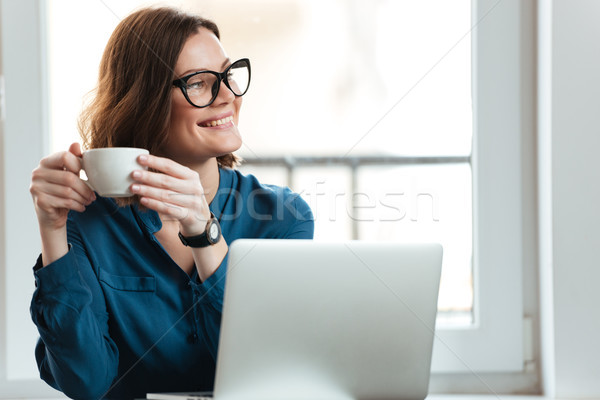 Stockfoto: Gelukkig · glimlachende · vrouw · beker · koffie · vergadering