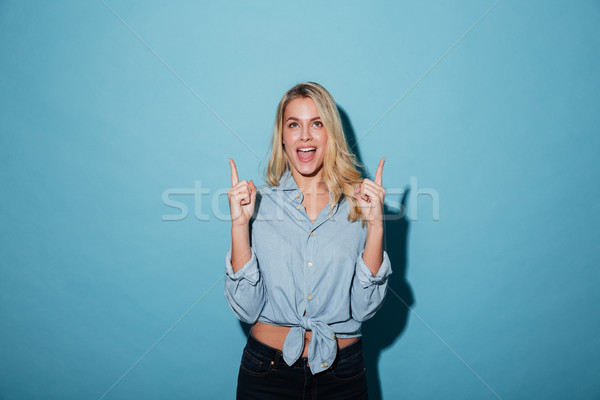 Foto stock: Imagem · alegre · mulher · loira · camisas · indicação · para · cima