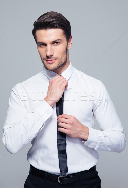 Foto stock: Guapo · empresario · empate · gris · mirando · cámara