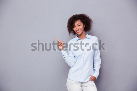 Stockfoto: Glimlachend · afro · amerikaanse · zakenvrouw · wijzend · vinger