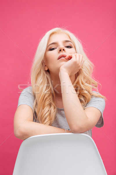 Foto stock: Belo · mulher · loira · sessão · cadeira · rosa · olhando