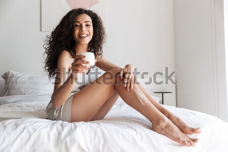 Femeie râs pat uita emotionat femeie zambitoare Imagine de stoc © deandrobot