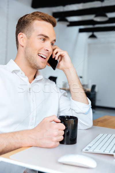 Foto stock: Alegre · empresario · potable · café · hablar · teléfono · móvil