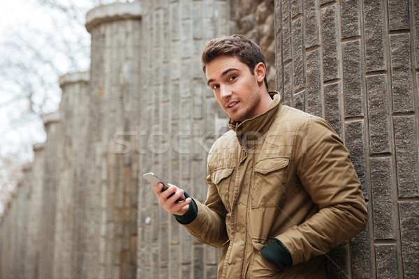 Atractiv om telefon în aer liber imagine Imagine de stoc © deandrobot