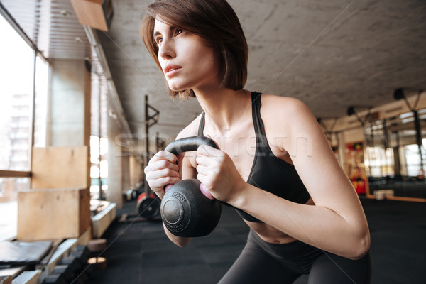 Femeie atlet kettlebells sală de gimnastică frumos Imagine de stoc © deandrobot