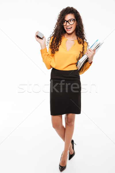 Stockfoto: Vrolijk · afrikaanse · jonge · zakenvrouw · mappen · mobiele · telefoon