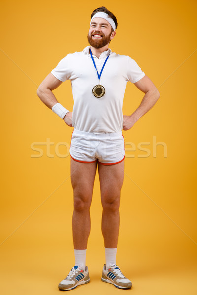 Lächelnd jungen Sportler Medaille schauen Bild Stock foto © deandrobot