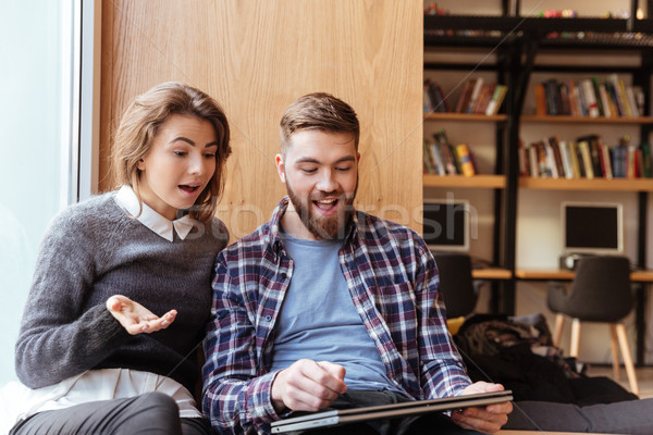 Stockfoto: Twee · jonge · studenten · vergadering · vensterbank