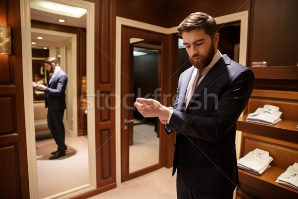 Man permanente garderobe knappe man Blauw pak Stockfoto © deandrobot