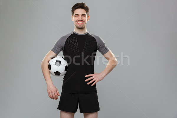 Portret zâmbitor tineri minge de fotbal izolat Imagine de stoc © deandrobot