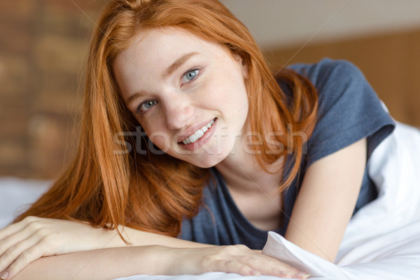 Szczęśliwy kobieta bed portret patrząc Zdjęcia stock © deandrobot