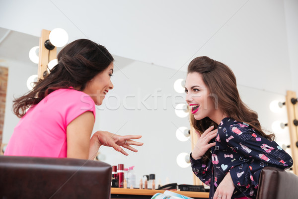 Zwei aufgeregt junge Frauen sprechen Schönheitssalon Spiegel Stock foto © deandrobot