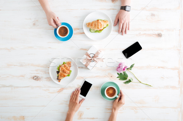 Foto stock: Mãos · homem · mulher · alimentação · croissants · café