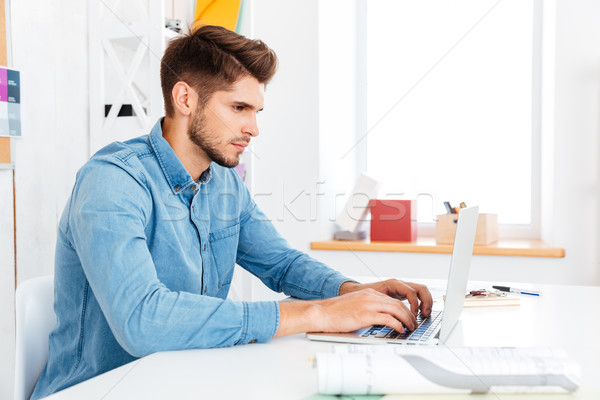 Portret nadenkend toevallig zakenman vergadering bureau Stockfoto © deandrobot