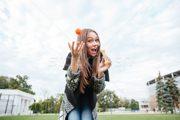 [[stock_photo]]: Femme · souriante · osseuse · thé · chien · souriant · séduisant