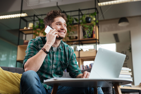 Stock fotó: Boldog · férfi · beszél · telefon · kanapé · zöld