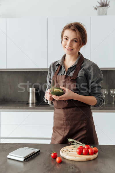 [[stock_photo]]: Femme · permanent · cuisine · coupé · avocat