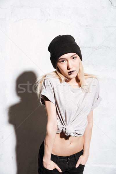 Foto stock: Mulher · preto · lábios · em · pé · mãos · bonitinho