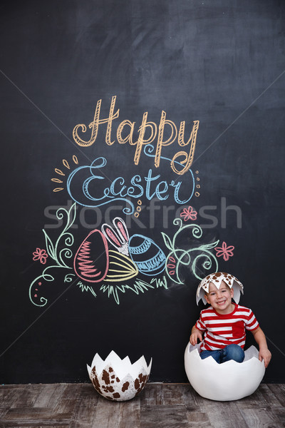 Pequeño cute nino huevo sesión dentro Foto stock © deandrobot
