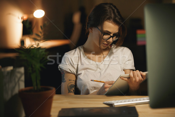 Foto stock: Sério · jovem · senhora · estilista · sessão