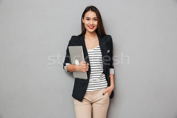 Сток-фото: улыбаясь · деловой · женщины · руки · кармана · портативного · компьютера
